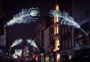 London Weihnachtsbeleuchtung New Bond Street Pfauenfedern