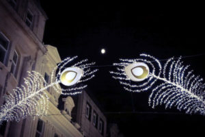 London Weihnachtsbeleuchtung New Bond Street Pfauenfedern Vollmond