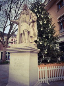 London Weihnachtsbeleuchtung Sloane Square Statue