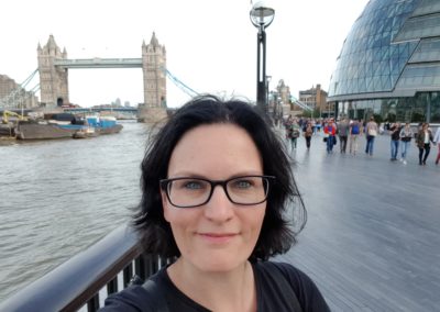 Simone von Totally-London vor der Tower Bridge