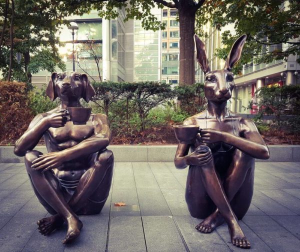 Old Spitalfields Market London Statue Hund Hase Gillie and Marc dogman and rabbitgirl with coffee