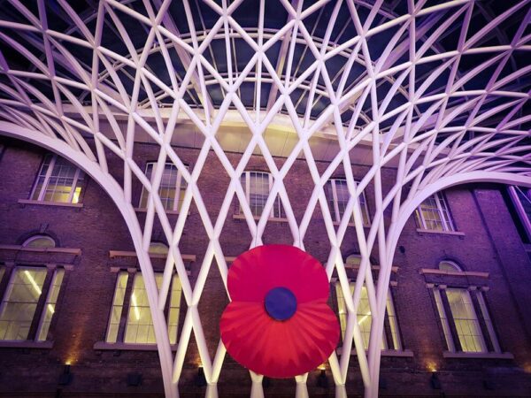 Remembrance Day 11.November Gedenktag UK Kriegsgefallene Poppy King's Cross Station