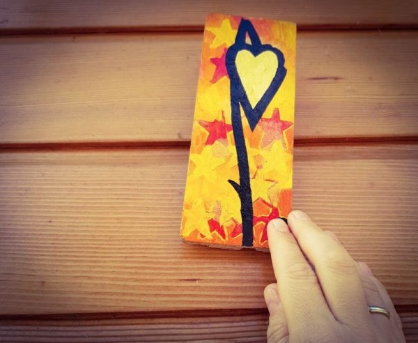 Sean Worrall Street Artist London Art Drop Hyde Park Totally-London yellow leaf heart