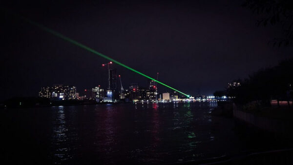 Sonic Ray Laser über Themse London Trinity Buoy Wharf Slice of Reality