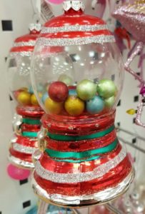 Who says that chewing gum cannot be put on a Christmas tree?!