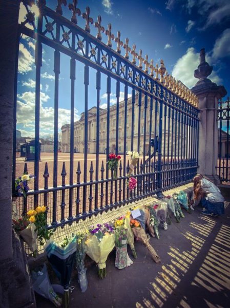 Tod Prince Philip Buckingham Palace London Gitter Blumen Gedenken