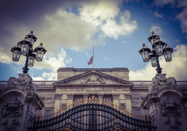 Tod Prince Philip Buckingham Palace Tor Halbmast Union Jack