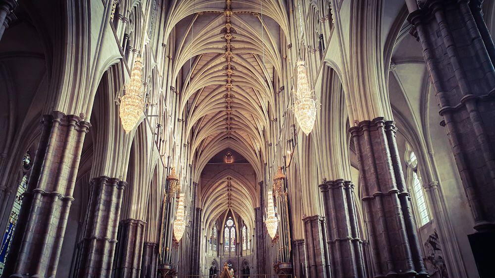 Westminster Abbey Kirchenschiff Säulen weiße Decke