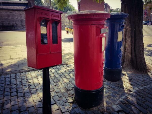 Windsor Briefkasten rot blau London Tagesausflug