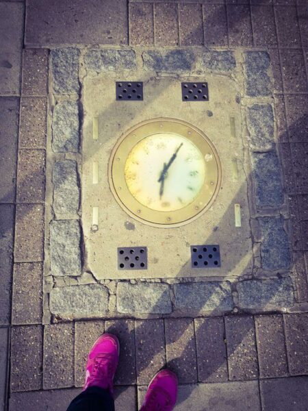 Windsor Zeitkapsel Pavement Clock Uhr Bürgersteig London Tagesausflug