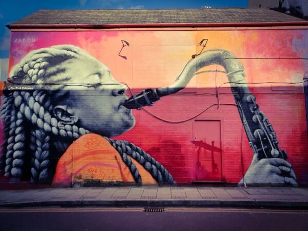 Zabou London Street Art Frau Saxophon