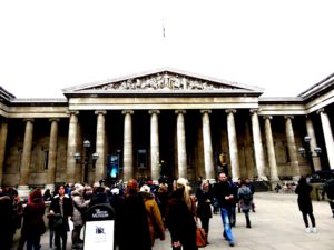 FRONTANSICHT UND EINGANGSBEREICH VOM BRITISH MUSEUM 44 SÄULEN MIT JE 14 M HÖHE SCHMÜCKEN DEN BEREICH IM „GREEK REVIVAL“ STIL