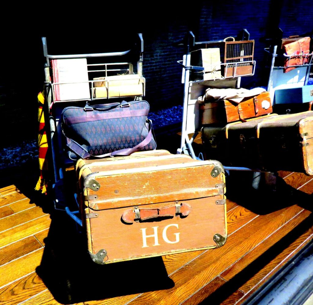 Am Bahnsteig 9 3/4 stehen die Gepäckwagen für Hogwarts Express