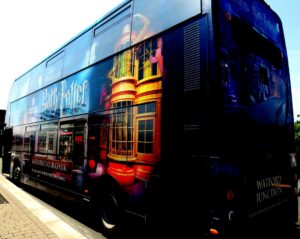 Ein Doppeldeckerbus mit Spezialoptik bringt dich zur Harry Potter Studio Tour London