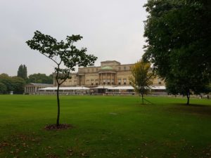 Im Garten von Buckingham Palace nach dem Besuch im Palast