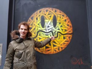 Street Art Experte Cristóbal Guerra aka Guide Cris vor einem Werk von Otto Schade