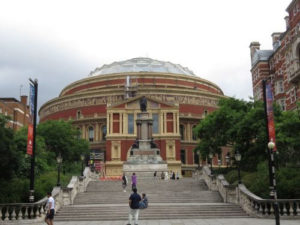 Eine imposante Treppe für hinauf zur Royal Albert Hall - Austragungsort für die BBC Proms Konzerte