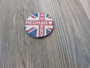 Dresscode für die Royale Hochzeit - mindestens ein Harry und Meghan Button