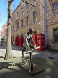 The Young Dancer statue by Enzo Plazzotta in Covent Garden