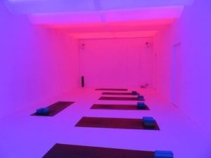 Lichttherapie trifft Yoga Stunde - beim Chroma Yoga