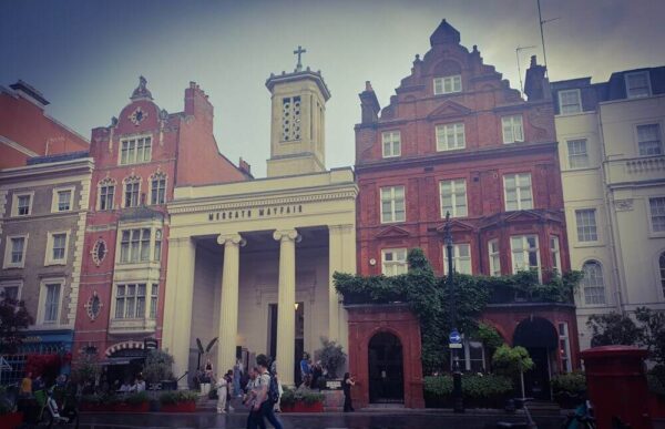 London Mercato Mayfair Foodie Markt Kirche außen
