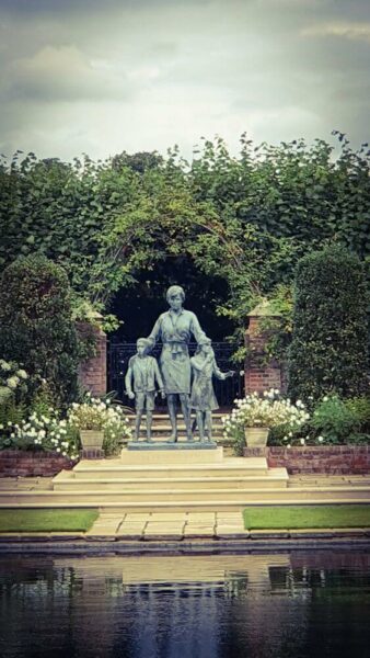 Diana Statue Kensington Palace Sunken Garden vorne