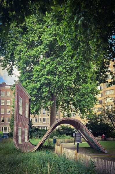 London Charterhouse Square A week at the knees von Alex Chinneck