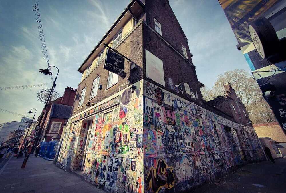 Das Seven Stars Pub auf der Brick Lane – verlassen und voller Street Art