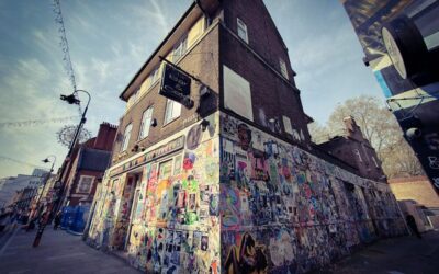 Das Seven Stars Pub auf der Brick Lane – verlassen und voller Street Art