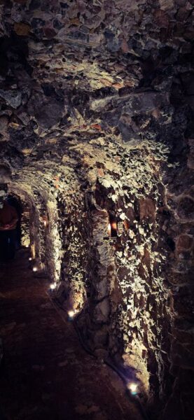Enge Gänge führen durch Pope's Grotto