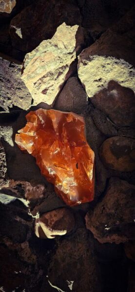 Auch bunte Mineralien sind in Pope's Grotto verarbeitet